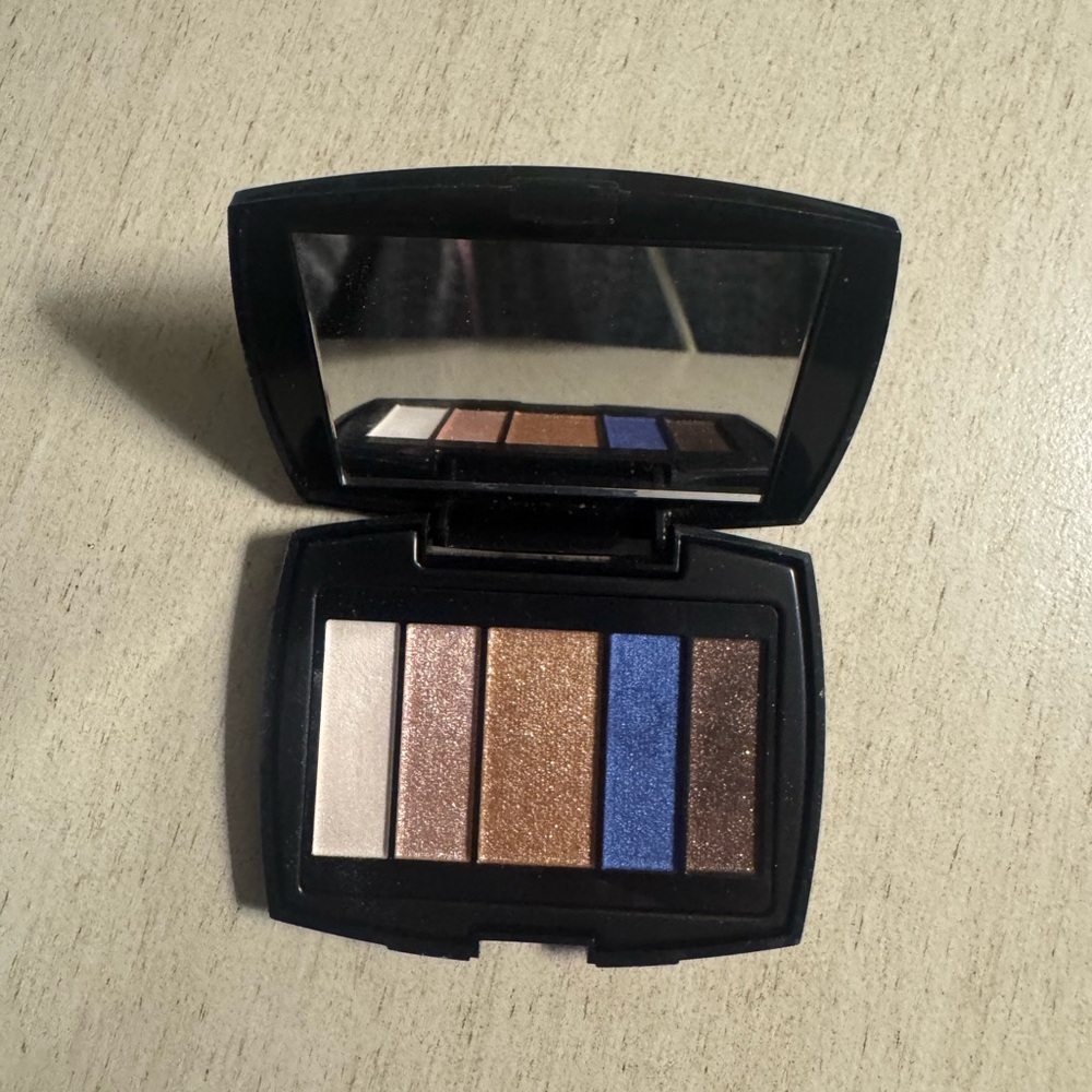 Luxurious Eyeshadow Palette with Mirror